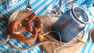 Brezel auf einem Tisch