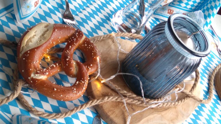 Brezel auf einem Tisch
